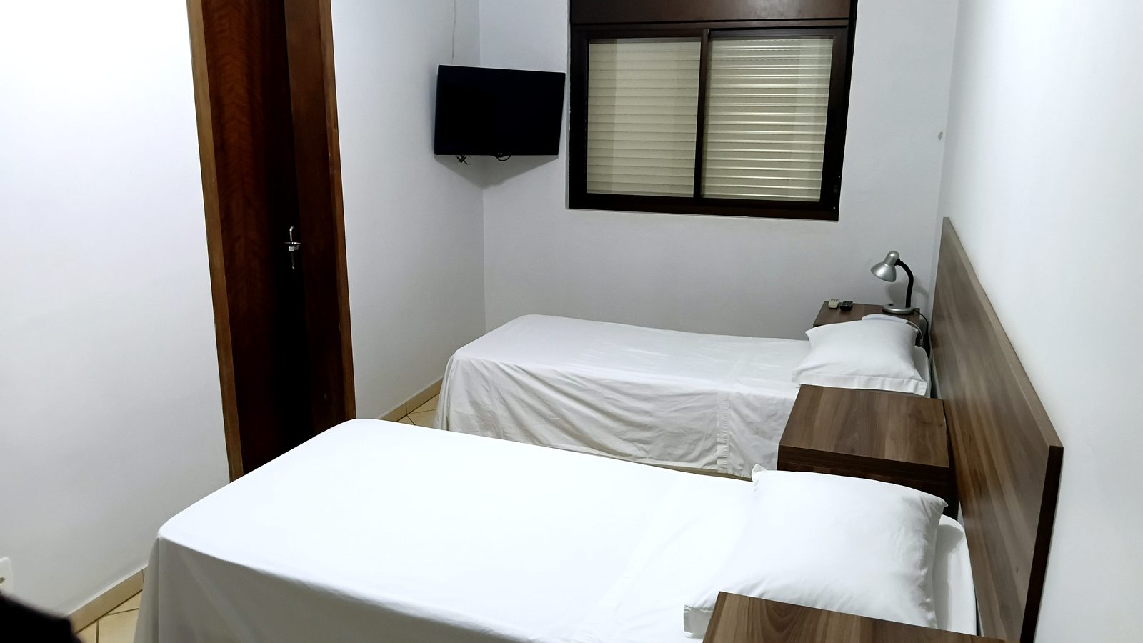 Quarto Standard do Treville Hotel Carazinho com duas camas de solteiro e TV
