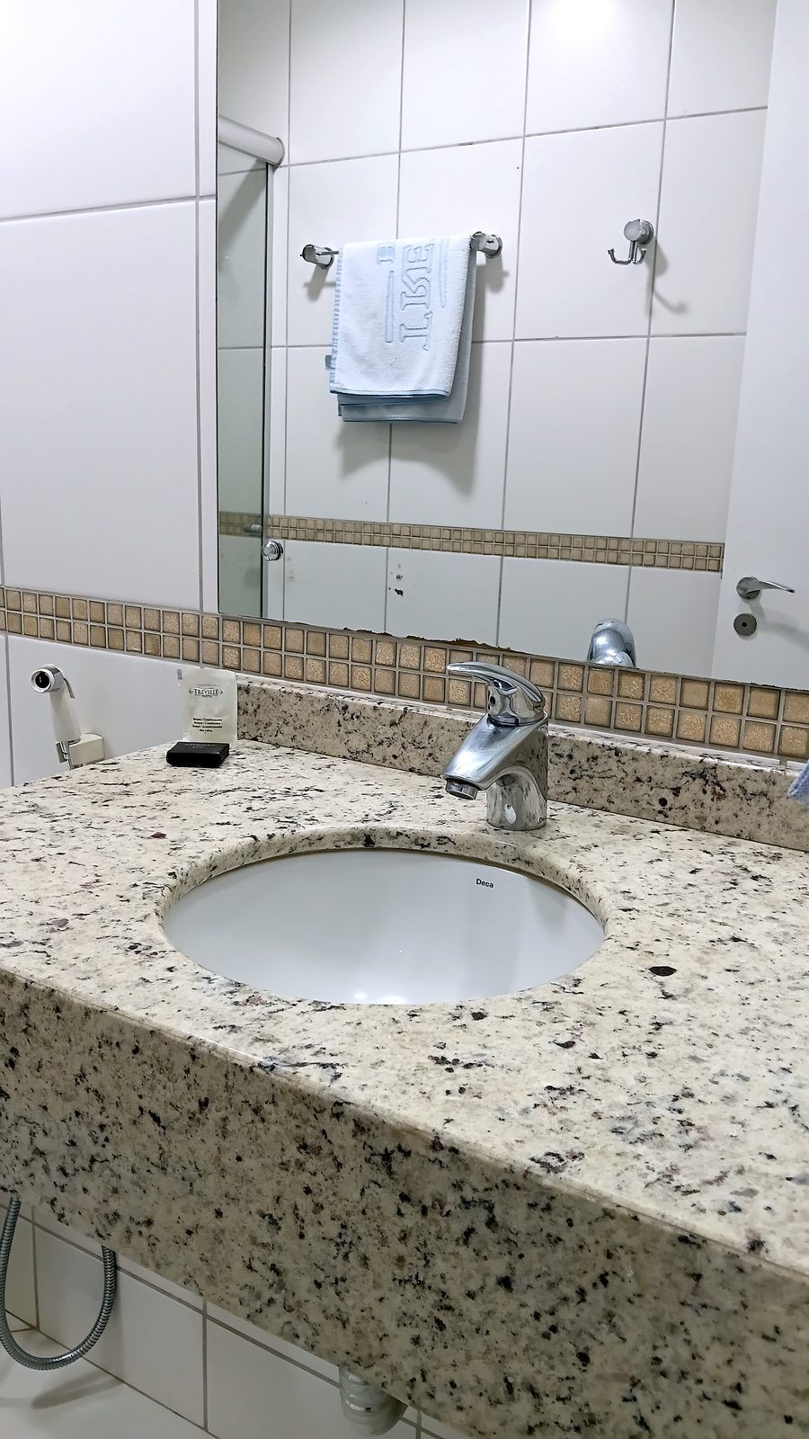 Ducha do banheiro do apartamento Luxo do Treville Hotel