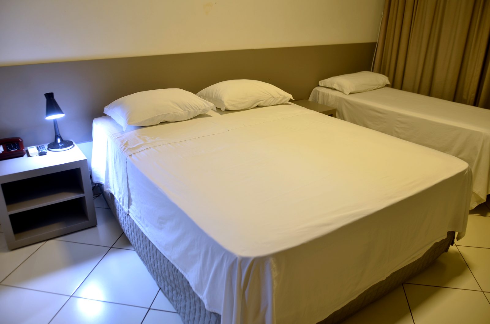 Quarto triplo com cama de casal e cama de solteiro